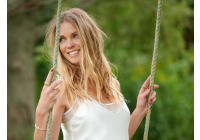 Jacynthe sur une balançoire en été