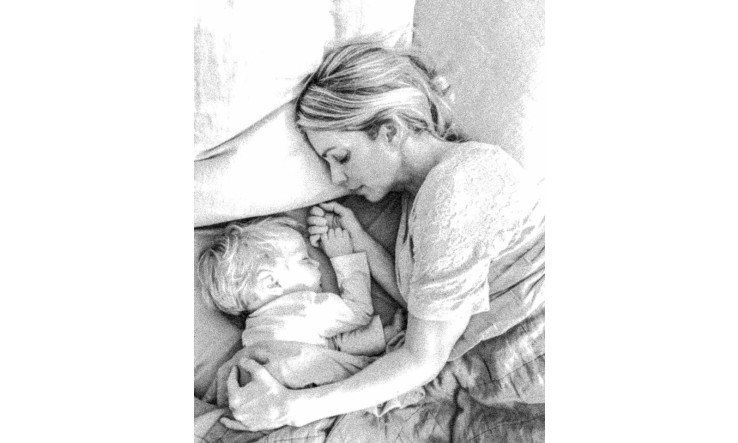 Les bébés doivent partager le lit de leur mère jusqu’à l’âge de 3 ans, voire 4 ans, disent les médecins (méthode kangourou-cododo)