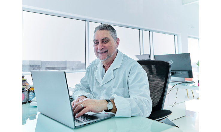 Pierre Haddad devant un ordinateur