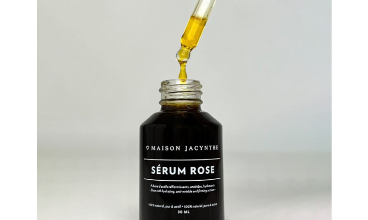 Mon Sérum à la Rose de Bulgarie est un soin avant et après soleil inégalé dans le monde !