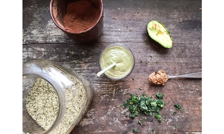 Smoothie vert du matin, détox, sans sucre-lait de noix et cacao