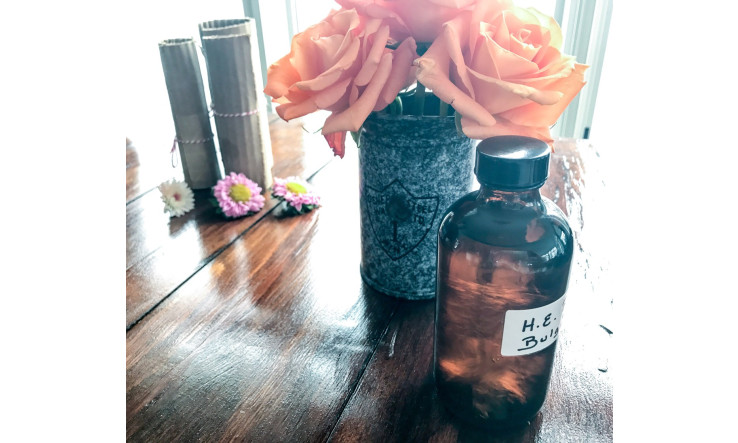 L'huile essentielle de rose de Bulgarie et cette cire unique en aromathérapie