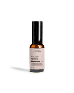 Bouteille de 30 ml avec pompe, l'Eau 3 en 1 Spotless de Maison Jacynthe est une eau micellaire qui assure un démaquillage et un nettoyage doux et efficaces des yeux et de la peau.